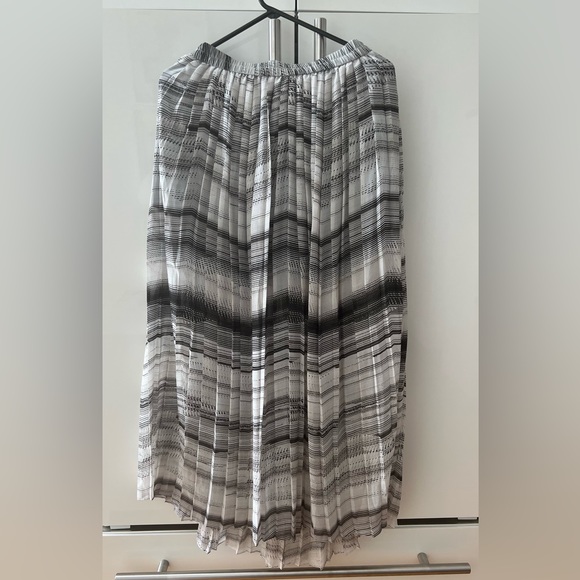 Club Monaco skirt with shorts - Picture 2 of 5